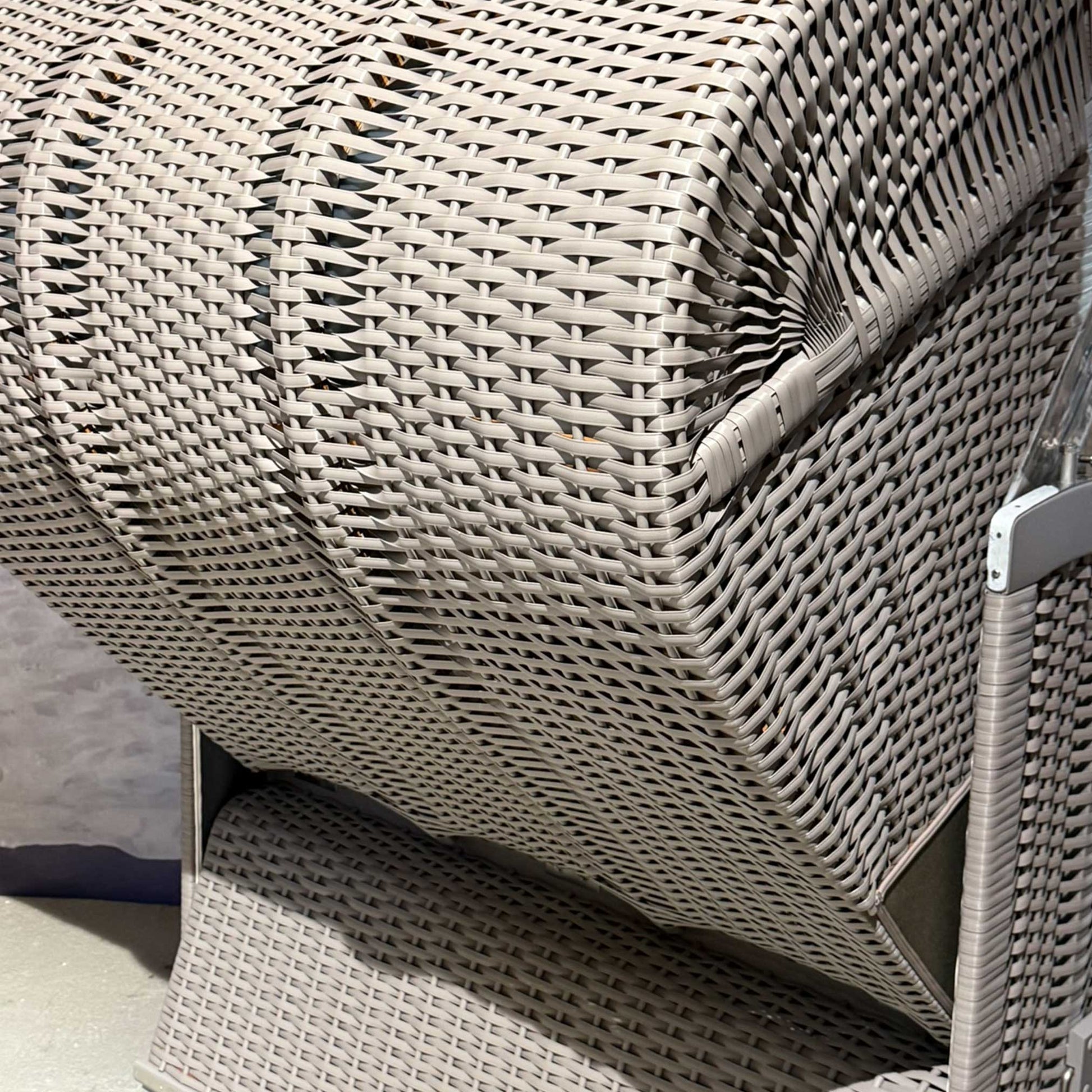 Detailansicht des Strandkorb Sonnenpartner mit taupe geflochtenem PE-Geflecht, ideal für entspannende Stunden im Freien.