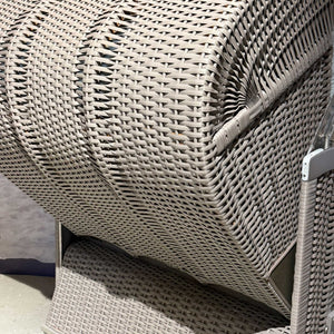 Detailansicht des Strandkorb Sonnenpartner mit taupe geflochtenem PE-Geflecht, ideal für entspannende Stunden im Freien.