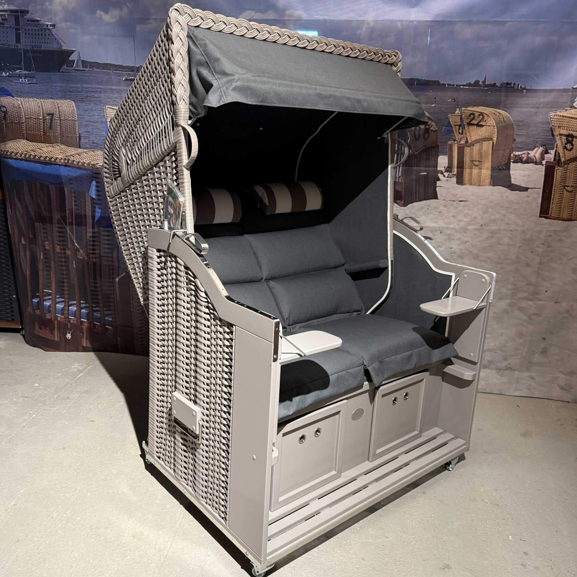 Strandkorb Sonnenpartner Modell Classic PE-Geflecht taupe mit grau Charcoal Deluxe Dessin.