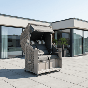 Strandkorb Sonnenpartner Modell Classic PE-Geflecht taupe mit grauem Kissen auf einer modernen Terrasse.