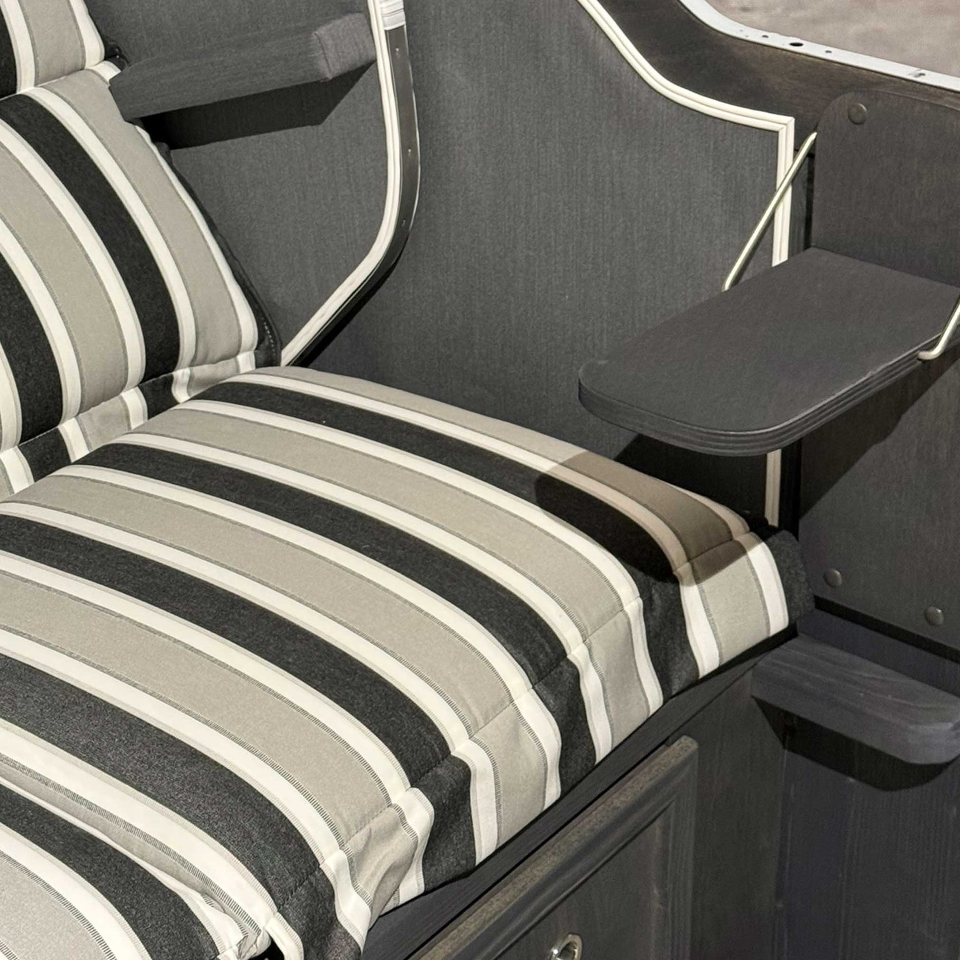 Strandkorb Sonnenpartner Modell Classic PE-Geflecht mit gestreiftem Kissen in Grau und Schwarz auf dem Holzrahmen.