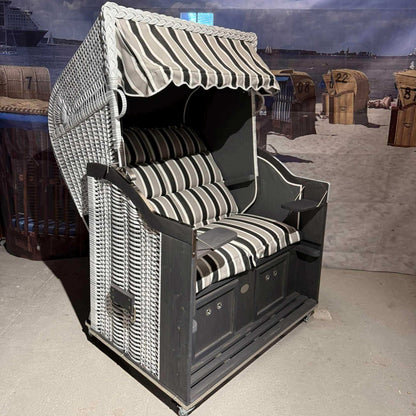 Strandkorb Sonnenpartner Modell Classic PE-Geflecht in weiß gewaschen mit grau lasiertem Holz und gestreiftem Filo Tomba 720 grau schwarz.