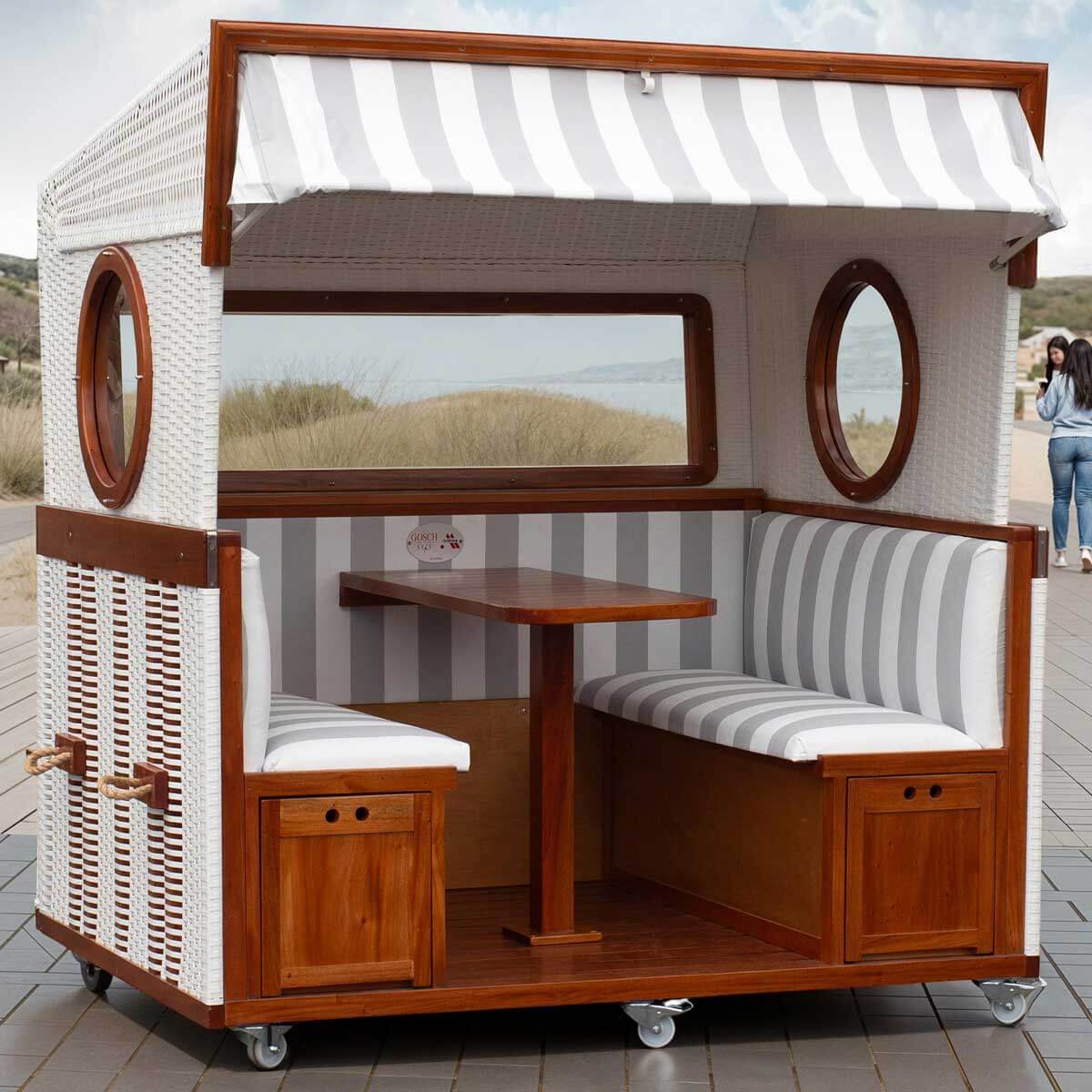 Gosch Lounge Dessin grau weiss 989 - gemütlicher Strandkorb 6-Sitzer mit mahagonifarbenem Holz und weißen Geflecht.