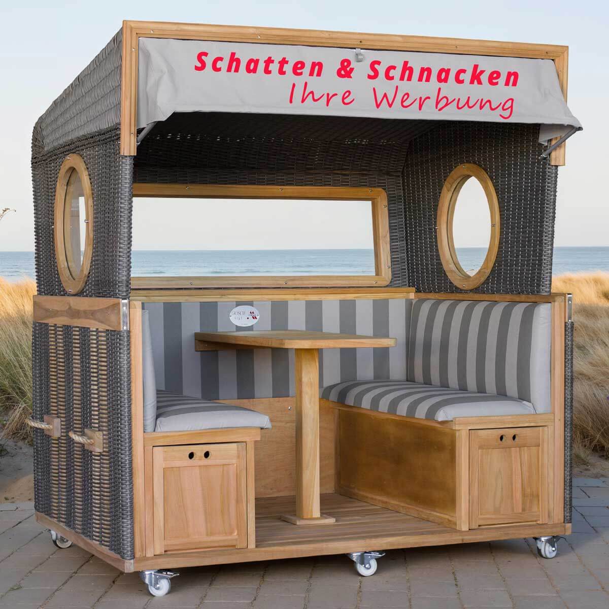 Gosch Strandkorb Lounge mit Werbeaufdruck Schatten & Schnacken, einzigartiges Strandkorbvergnügen im Freien.