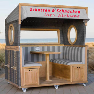 Gosch Strandkorb Lounge mit Werbeaufdruck Schatten & Schnacken, einzigartiges Strandkorbvergnügen im Freien.