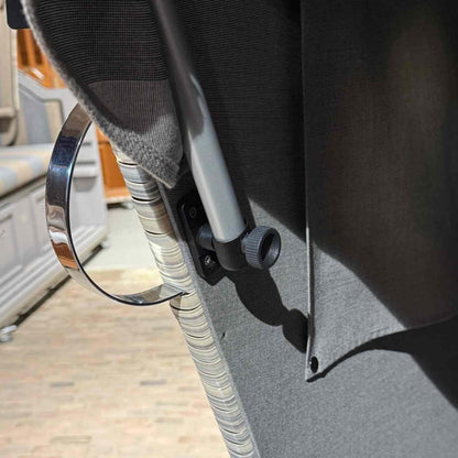 Halter für Sonnenmarkise mit Rändelschraube in der Nähe des Strandkorbs, zeigt Rändelrad und Montage.