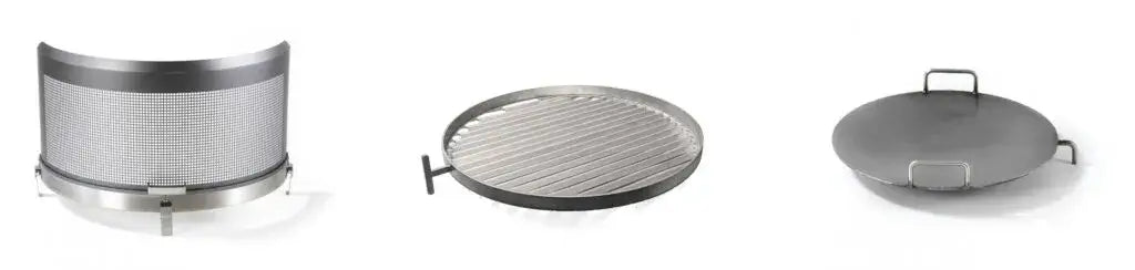 Zubehörteile für HermaPro Edelstahl Gartenkamin – Funkenflugschutz, Grillrost und Abdeckhaube aus Edelstahl in Reihe angeordnet