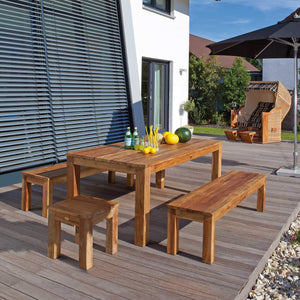 Charleston Hocker Teak aus massivem Teakholz auf Terrasse neben Gartentisch, Outdoor Sitzhocker von Sonnenpartner