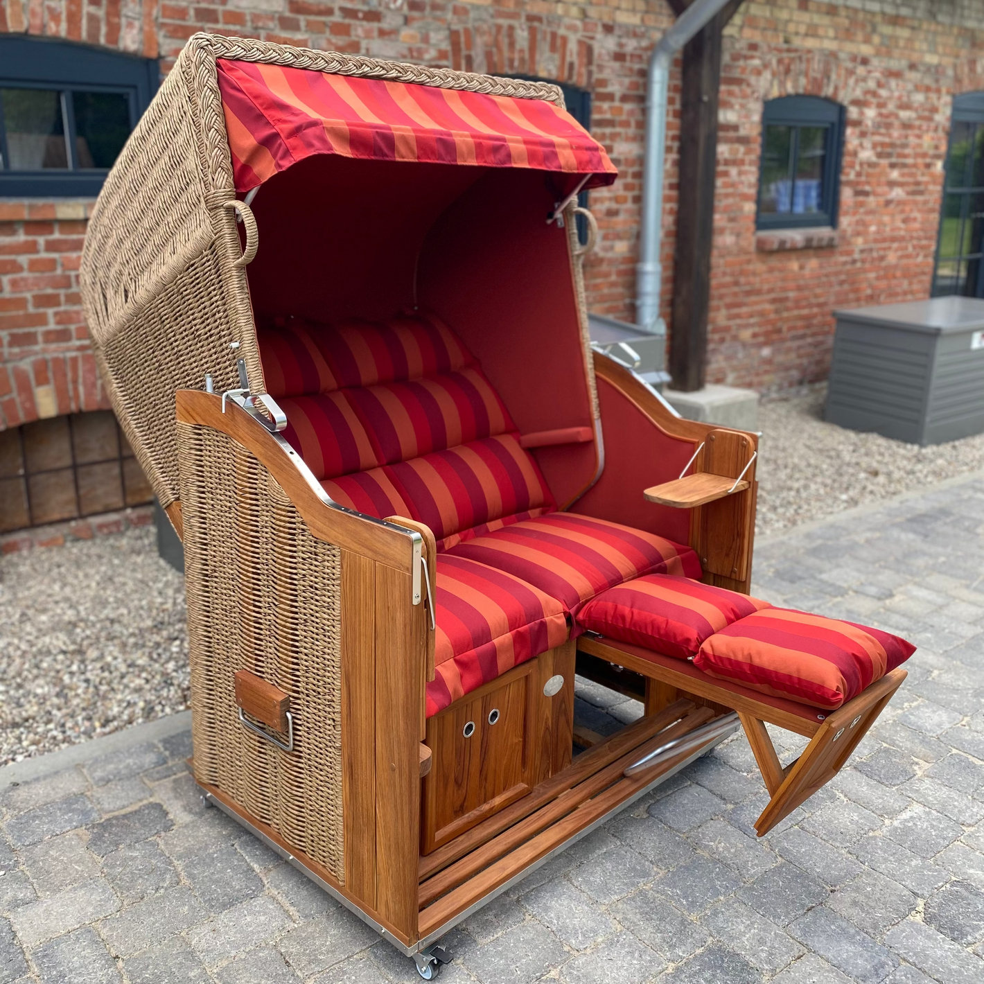 Strandkorb Sonnenpartner Modell Teak mit PE-Geflecht in Hyazinthoptik, Dessin Franja-roya-708, Innen Uni terracotta.