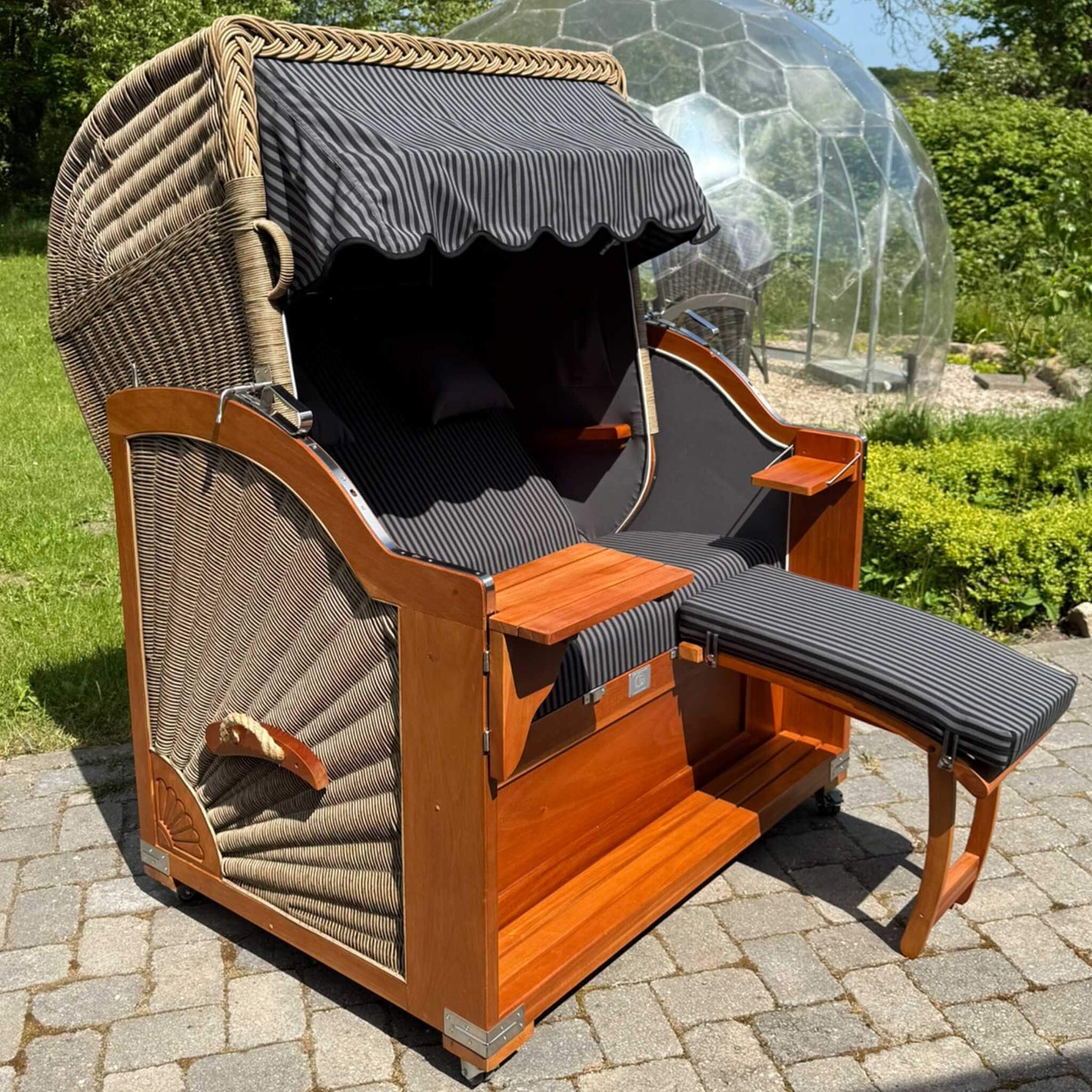 Strandkorb Keitum Mahagoni 130 cm mit Rattangeflecht und schwarzem Dessin im Garten