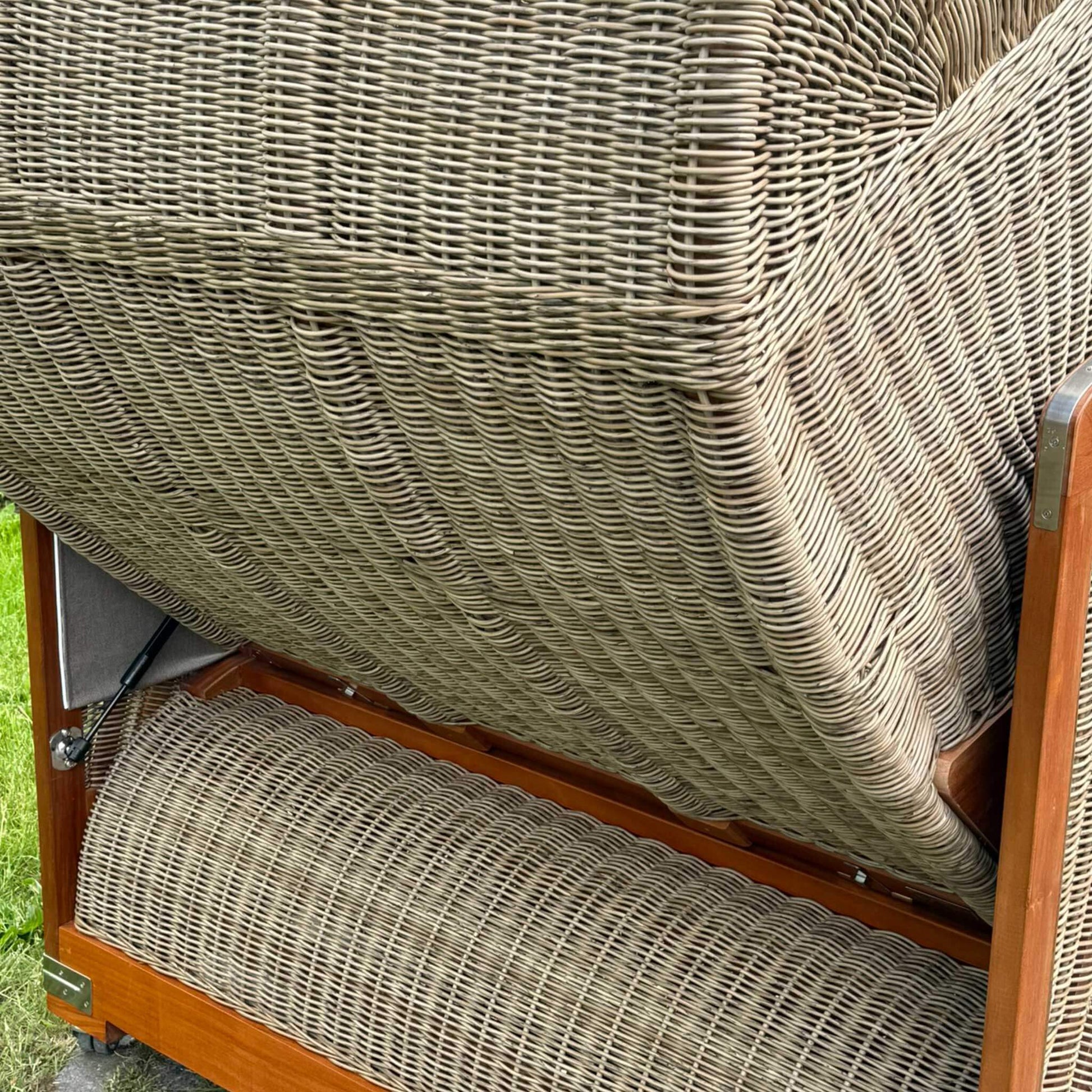 Detailaufnahme des Strandkorb Keitum Mahagoni 130 cm mit Rattangeflecht in Menorca Dessin.