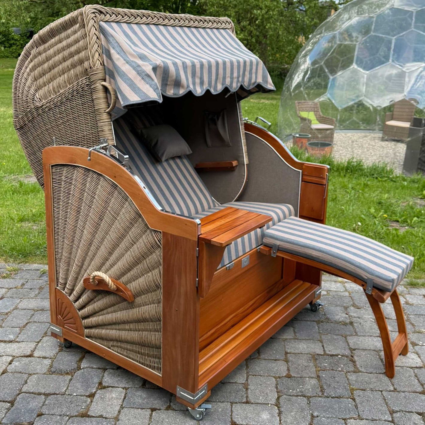 Strandkorb Keitum Mahagoni 130 cm mit Rattangeflecht und gestreiftem Dach, ideal für Garten und Terrasse.