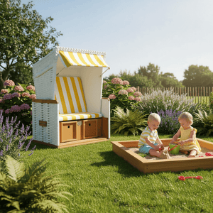 Mini-Strandkorb aus Kunststoffgeflecht in Weiß mit gelb-weißen Streifen neben spielenden Kindern im Garten Strandkorb