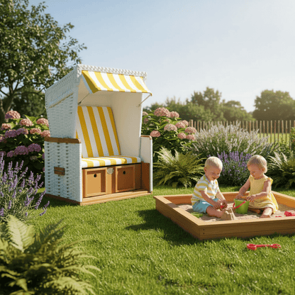 Mini-Strandkorb aus Kunststoffgeflecht in Weiß mit gelb-weißen Streifen neben spielenden Kindern im Garten Strandkorb