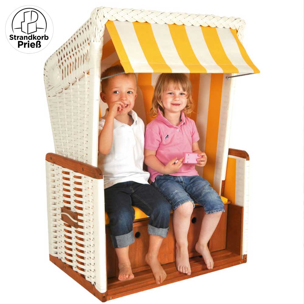 Kinder sitzen im Mini-Strandkorb aus weißem Kunststoffgeflecht mit gelb-weißen Streifen – Strandkorb für Garten und Deko