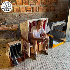 Mini-Strandkorb Kunststoffgeflecht weiß, Dessin 30 rot weiss – Strandkorb für Kinder und Deko im Schaufenster, gezeigt in Werkstatt