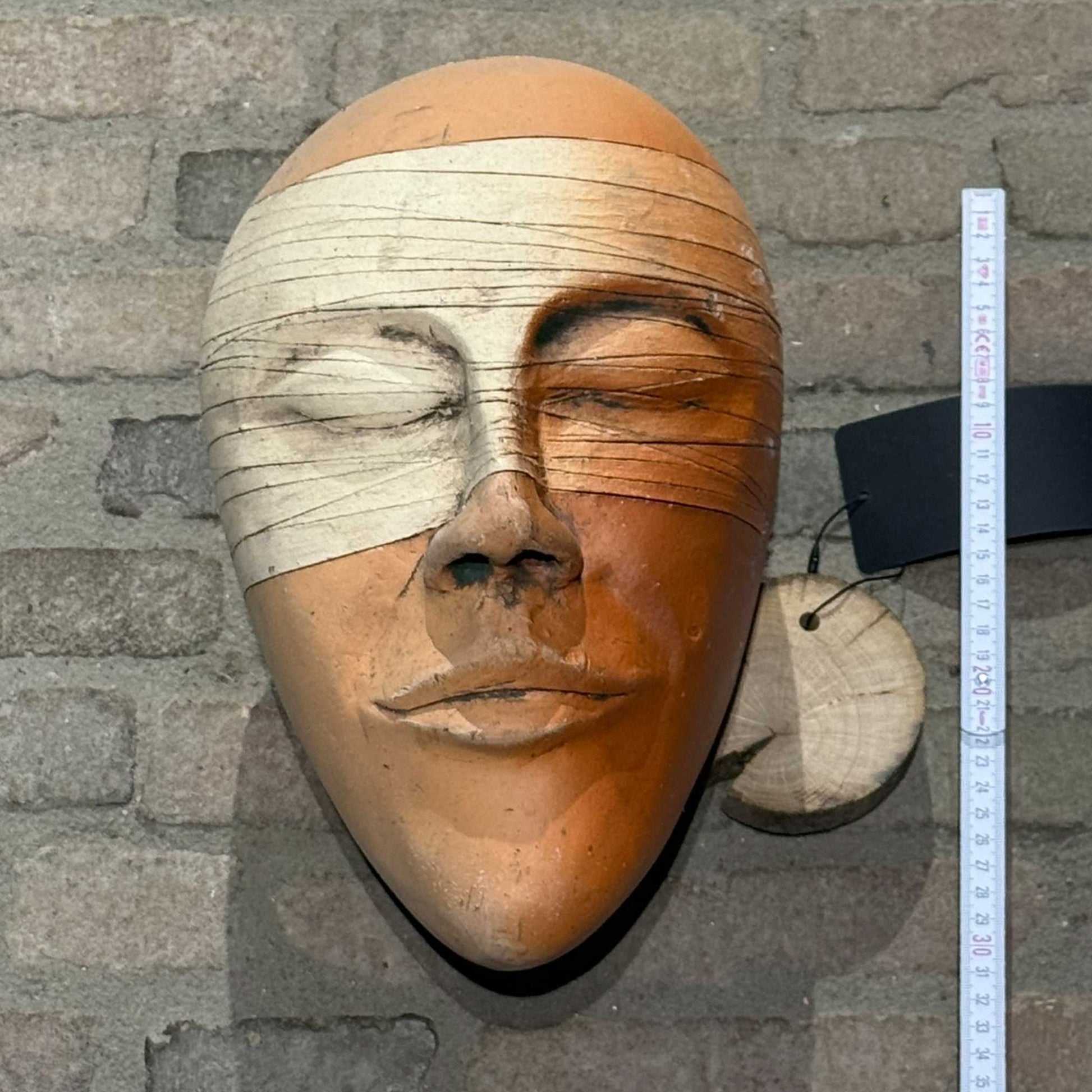 Keramik Ton Köpfe, großer Kopf 32 cm und 7,5 kg, Wanddeko Maske mit verbundenen Augen auf Steinboden