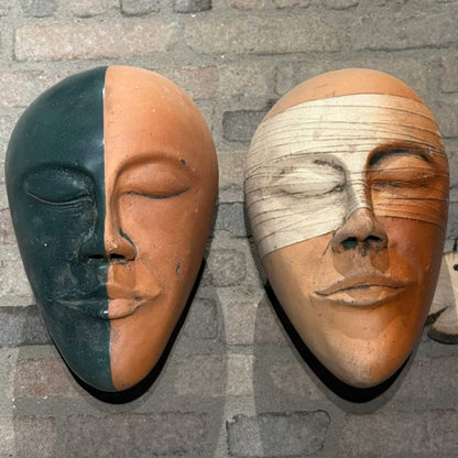 8002 große Keramik Köpfe 32 cm, 2 Stück je 7,5 kg, dekorative Wandmasken aus Ton auf Ziegelwand