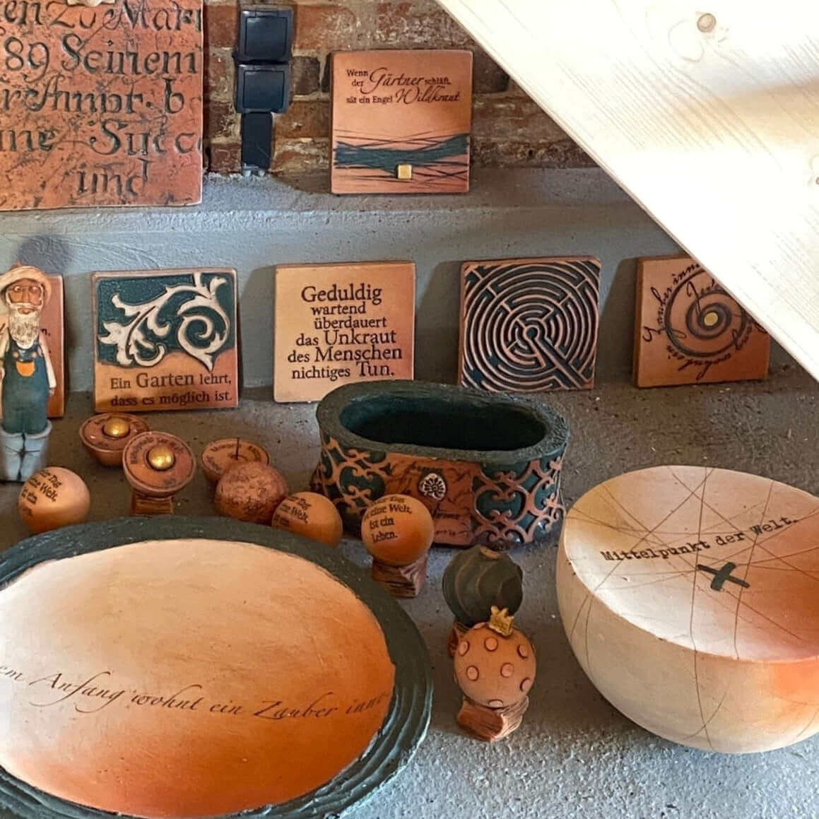 Vogeltränke Hesse wasserführende Keramik-Vogeltränke mit Spruchgravur und Deko im Garten, Durchmesser 60 cm