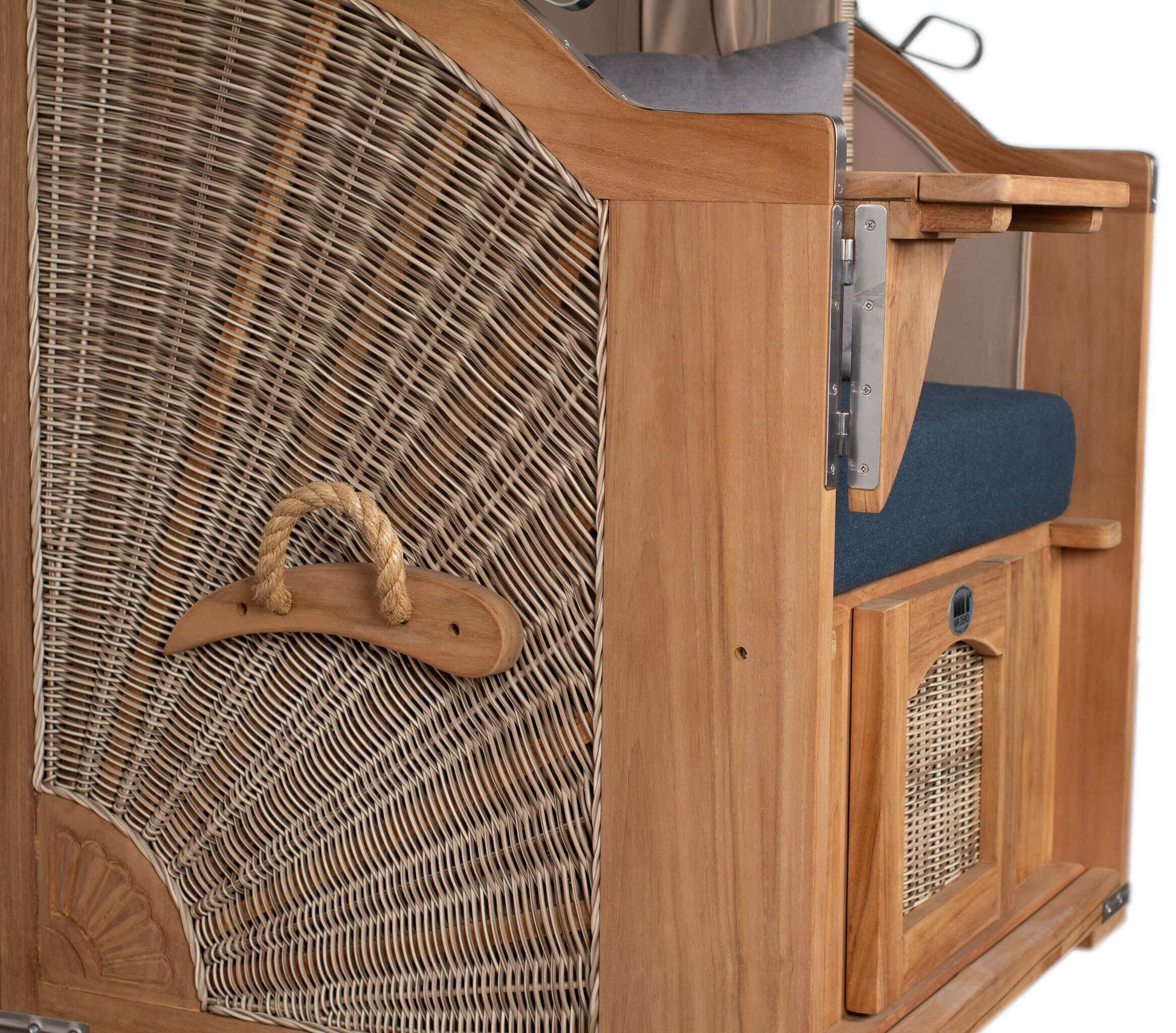 Seitliche Detailansicht Strandkorb Mr. Deko Düne Bullaugen Teak PE-shell Einsitzer mit Geflecht und Stauraumfach