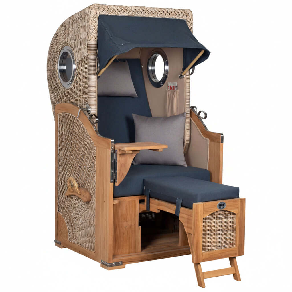 Strandkorb Mr. Deko Düne Bullaugen Teak PE-shell 1-Sitzer Dessin 593 mit Fußstütze und Klapptisch auf weißem Hintergrund