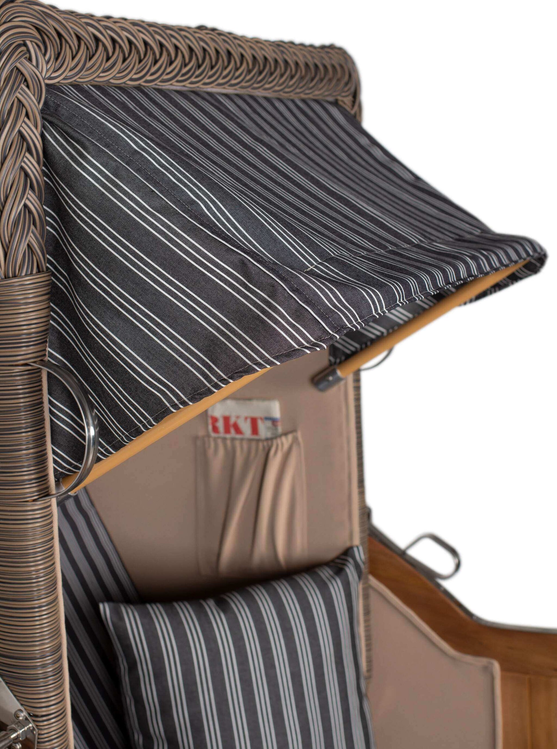 Strandkorb Mr. Deko Düne Bullaugen Teak PE-grey 1-Sitzer mit schwarzem Streifentuch und passendem Kissen in Nahaufnahme