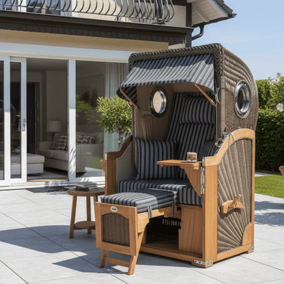 Strandkorb Mr. Deko Düne Bullaugen Teak PE-grey 1-Sitzer Dessin 500 auf moderner Terrasse vor Haus