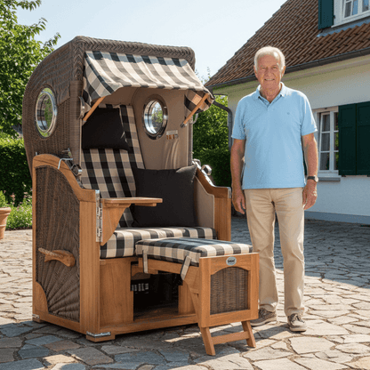 Strandkorb Mr. Deko Düne Bullaugen Teak PE-grey 1-Sitzer Dessin 505 grau weiss kariert auf Terrasse vor Haus