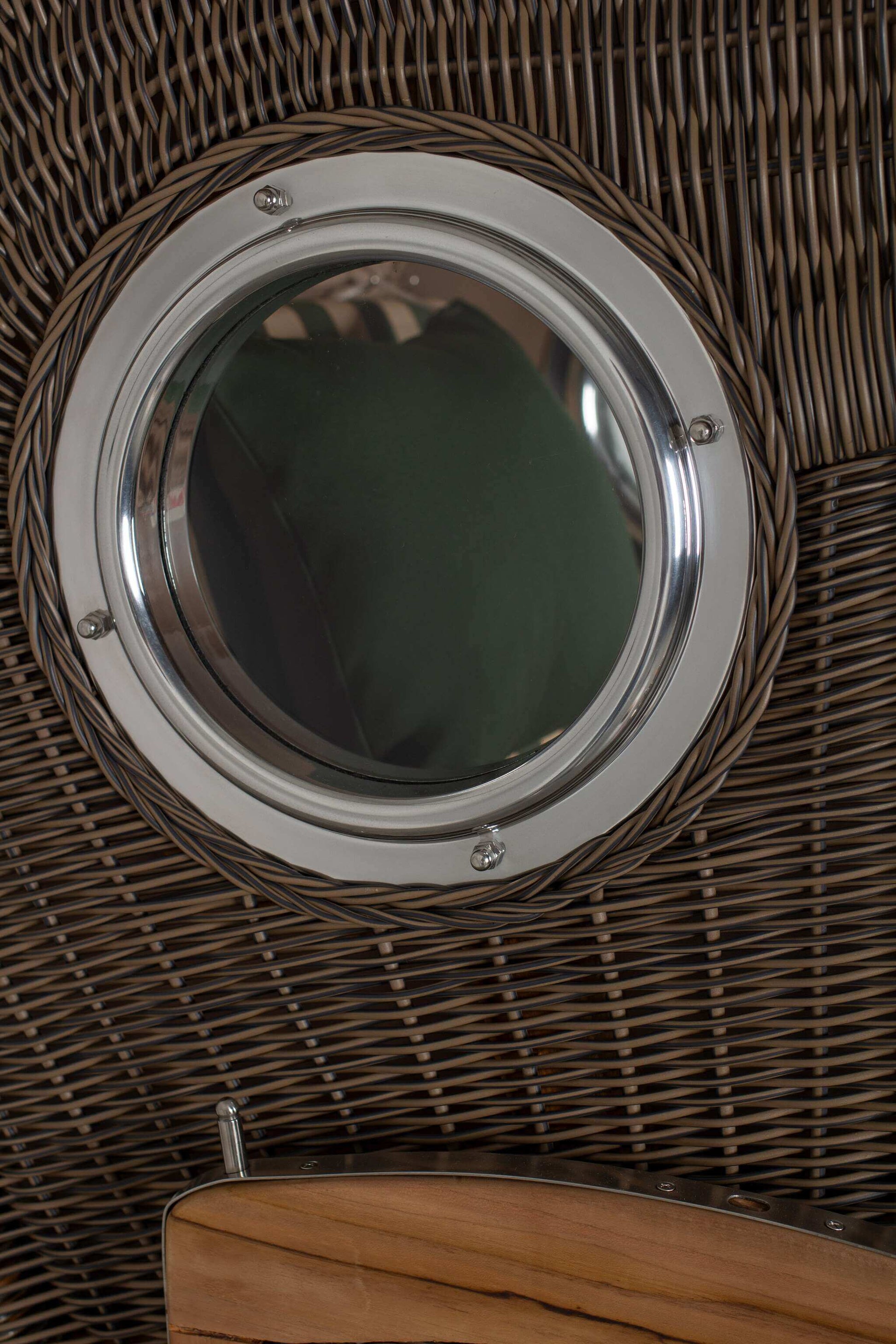 Strandkorb Mr. Deko Düne Bullaugen Teak PE-grey 1-Sitzer, Detail Bullauge im grauen Kunststoffgeflecht mit Holzrahmen