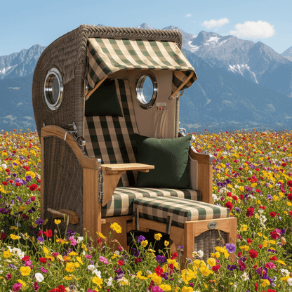 Strandkorb Mr. Deko Düne Bullaugen Teak PE-grey 1-Sitzer grün beige kariert im Blumenfeld vor Bergpanorama