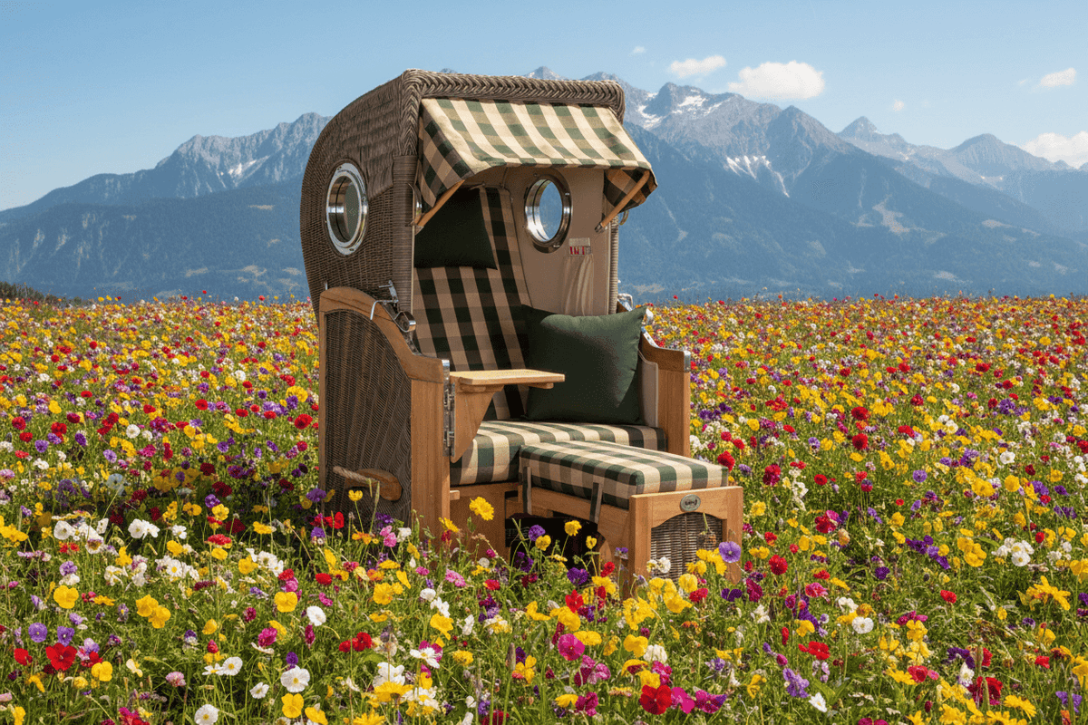 Strandkorb Mr. Deko Düne Bullaugen Teak PE-grey 1-Sitzer mit grün beige kariertem Dessin 506 in Blumenwiese vor Bergen
