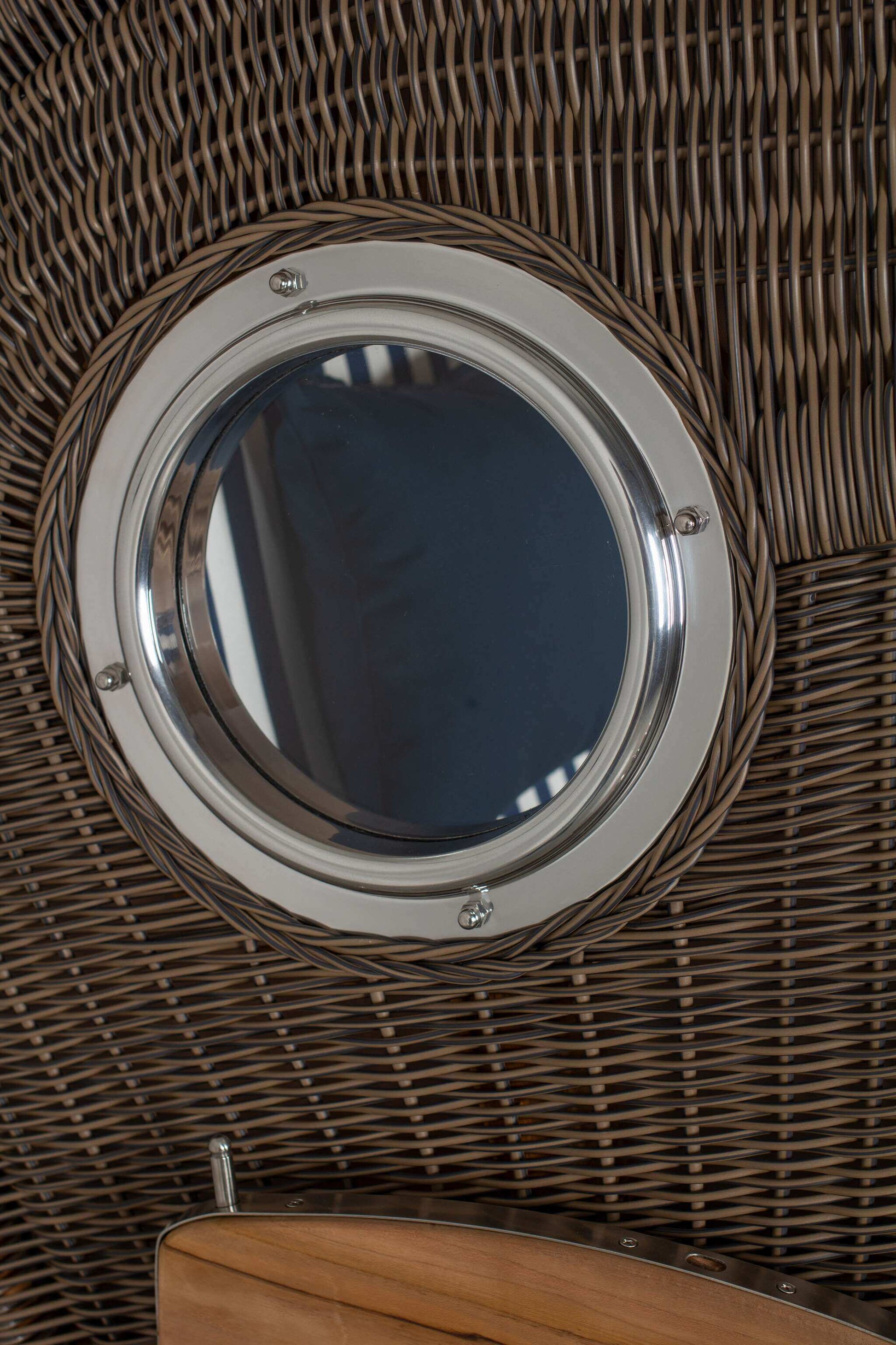 Strandkorb Mr. Deko Düne Bullaugen Teak PE-grey 1-Sitzer Detailansicht rundes Bullauge im Geflecht