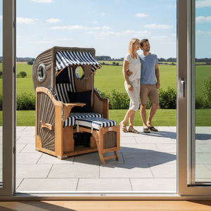 Strandkorb Mr. Deko Düne Bullaugen Teak PE-grey 1-Sitzer blau weiss auf moderner Terrasse mit Blick ins Grüne