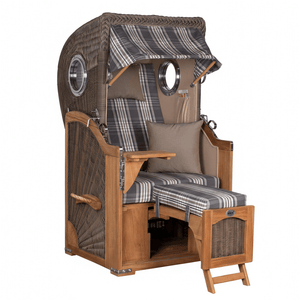 Strandkorb Mr. Deko Düne Bullaugen Teak PE-grey 1-Sitzer in grau-weißem Karo auf kleiner Terrasse