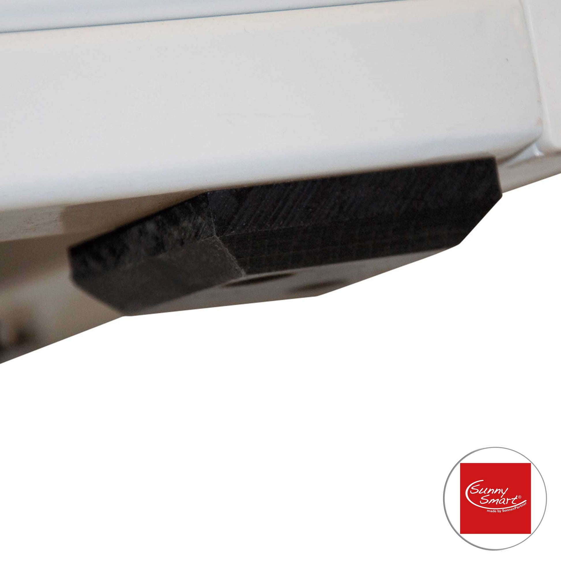 4 PE-Gleiter zur Selbstmontage mit Festigungsschrauben von SunnySmart, Detailansicht unter Gartenmöbel