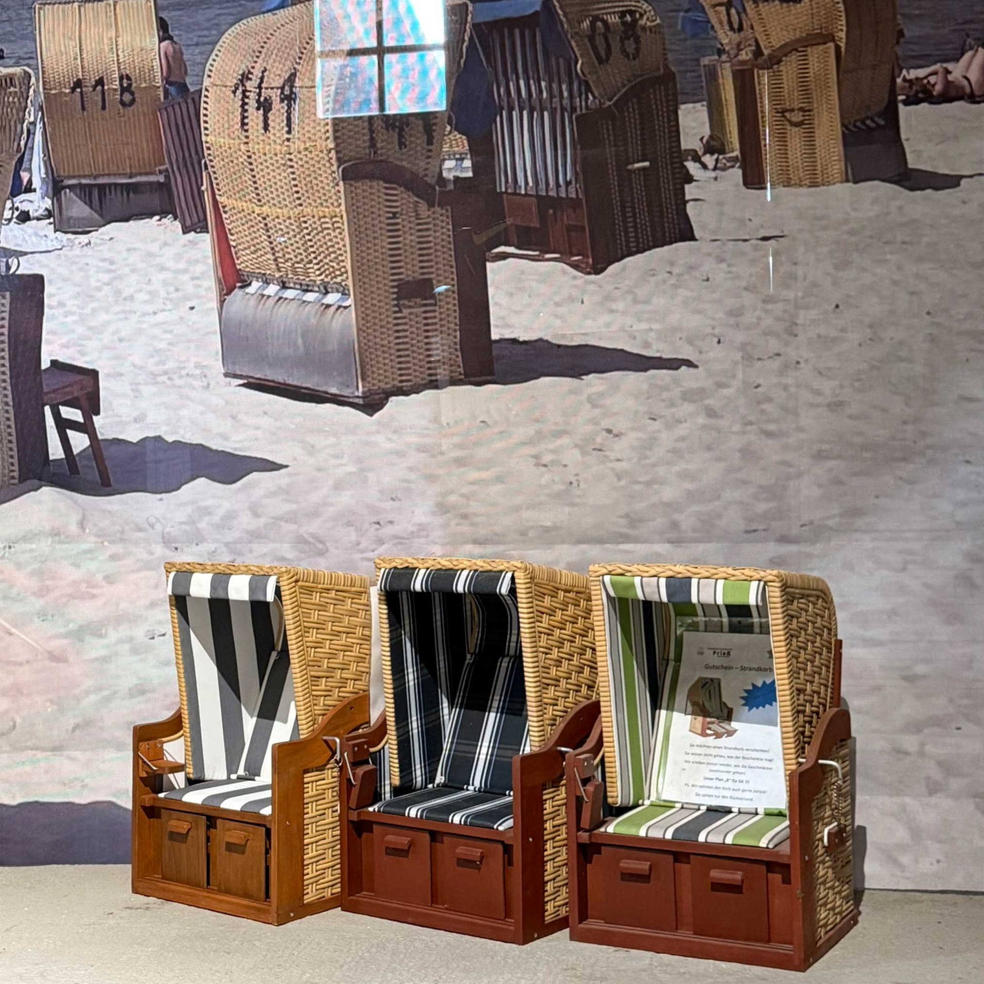 Puppenstrandkorb deVries in verschiedenen Designs auf einer Ausstellung, ideal für kreative Fotomomente.