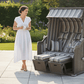 Frau im Garten mit Strandkorb SunnySmart Rustikal 250 Plus in anthrazit-grauem PVC-Geflecht, Dessin 1221, 2-Sitzer Liegemodell