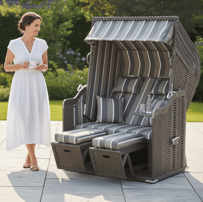 Strandkorb SunnySmart Rustikal 250 Plus anthrazit-grau, 2-Sitzer mit Fußstützen und Streifenpolster im Garten, Frau mit Kaffeetasse daneben