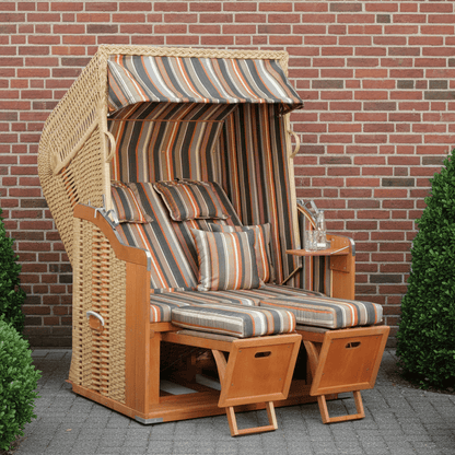 Strandkorb SunnySmart Rustikal 250 Plus beige PVC-Geflecht Dessin 1235 orange grau als 2-Sitzer Halbliege vor Klinkerwand