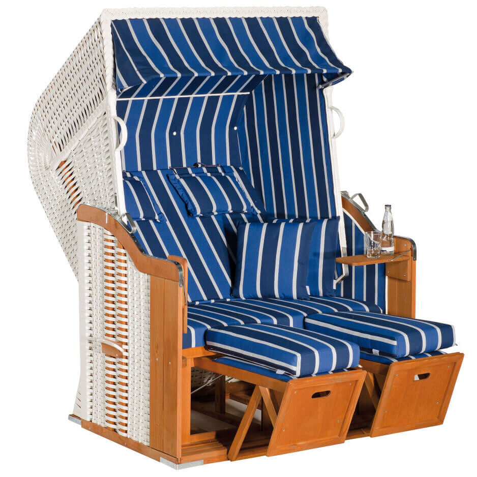 Strandkorb SunnySmart Rustikal 250 Plus in weißem PVC-Geflecht mit blau-weiß gestreiftem Dessin 1223 und ausziehbaren Fußstützen