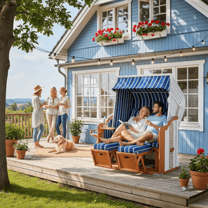 Strandkorb SunnySmart Rustikal 250 Plus weiss-blau auf Holzterrasse vor blauem Haus, entspannte Sitz- und Liegeposition für zwei Personen
