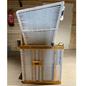 Universal Schutzhülle für Strandkorb Profil Nr. 5, hellgrau, atmungsaktiv, Seitenansicht eines geöffneten Strandkorbs im Innenraum