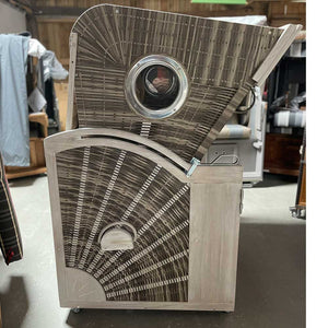 Universal Schutzhülle hellgrau für Strandkorb Profil Nr. 4, seitliche Ansicht der geschlossenen Schutzhülle im Innenraum