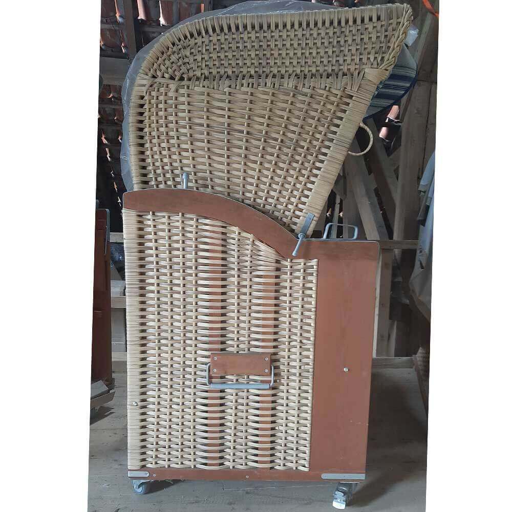 Seitliche Ansicht Strandkorb Profil Nr. 9 ohne Schutzhülle, hochgeklapptes Oberteil, helles Geflecht, Holzseitenteil auf Rollen