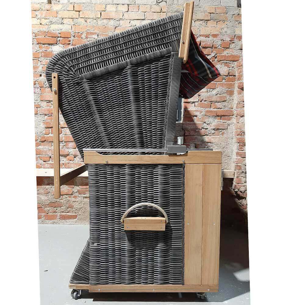 Strandkorb Profil Nr. 17 seitlich vor Backsteinwand, geeignet für Universal Schutzhülle hellgrau ganzjährig einsetzbar