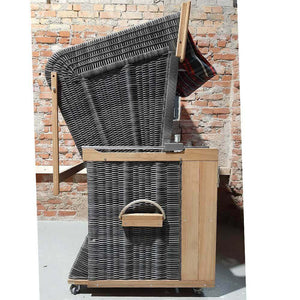 Strandkorb Profil Nr. 17 seitlich vor Backsteinwand, geeignet für Universal Schutzhülle hellgrau ganzjährig einsetzbar