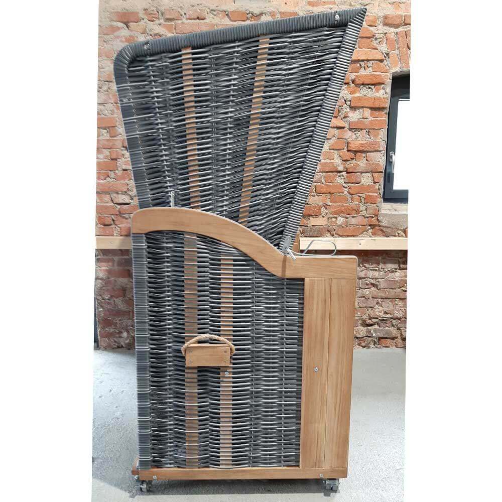 Universal Schutzhülle hellgrau für Strandkorb-Profil Nr. 19, seitliche Ansicht eines aufgestellten Strandkorbs vor Ziegelwand