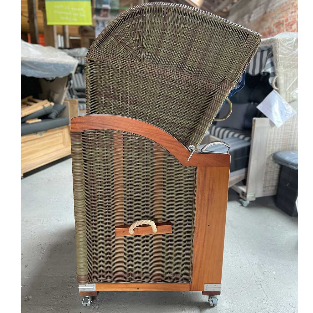 Strandkorb Profil Nr. 23 seitlich im Lager, freistehend ohne Schutzhülle, Ansicht der Rückseite mit Holz und Geflecht