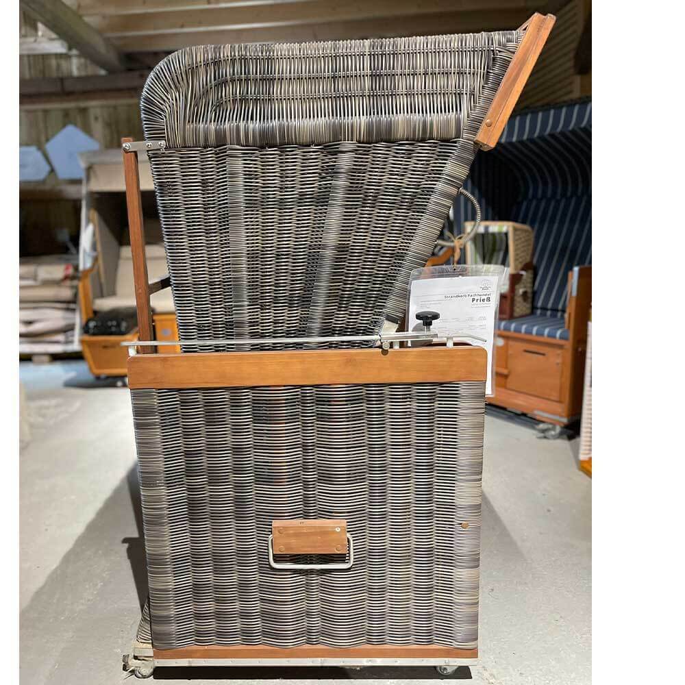 Universal Schutzhülle hellgrau ganzjährig für Strandkorb Profil Nr. 27, seitliche Ansicht des offenen Strandkorbs im Innenraum