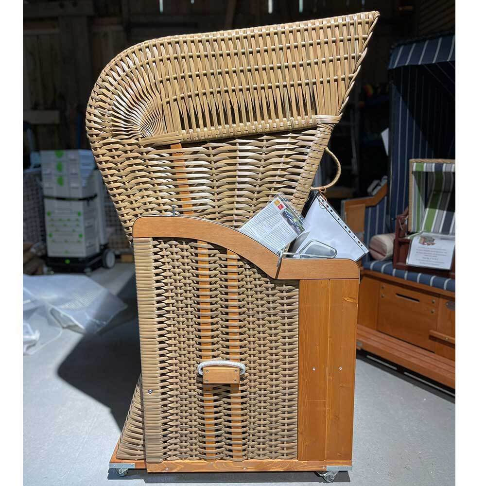 Universal Schutzhülle hellgrau für Strandkorb Profil Nr. 29, seitliche Ansicht eines geflochtenen Strandkorbs in Lagerhalle